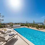 Galla - Sea View, Jacuzzi, Heated Pool Modern Design *