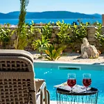 Galla - Sea View, Jacuzzi, Heated Pool Modern Design
