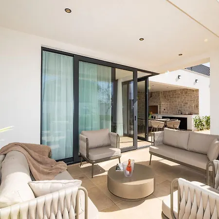 Galla - Sea View, Jacuzzi, Heated Pool Modern Design Villa *
